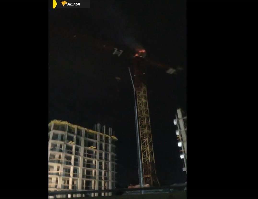 В Новосибирске МЧС потушили горящую люльку строительного крана 