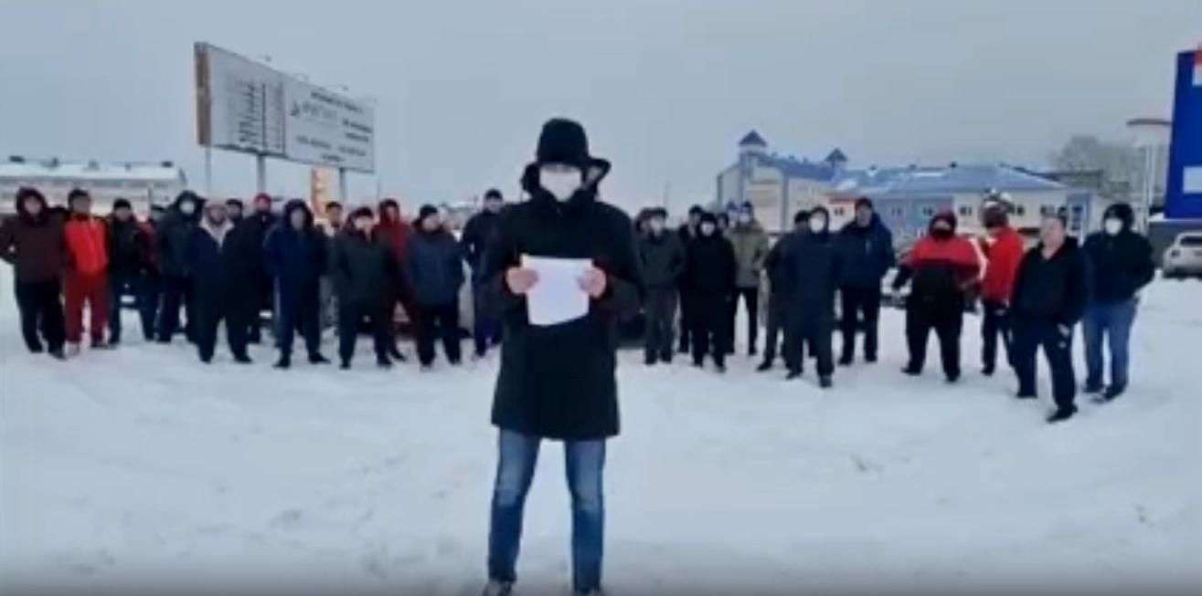Десятки водителей «Яндекс.Такси» вышли на забастовку в Искитиме
