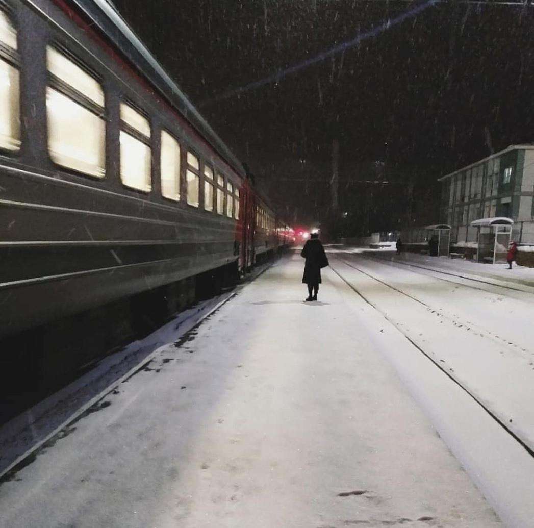 Стоял близко к краю платформы и получил травму руки мужчина на станции Речкуновка