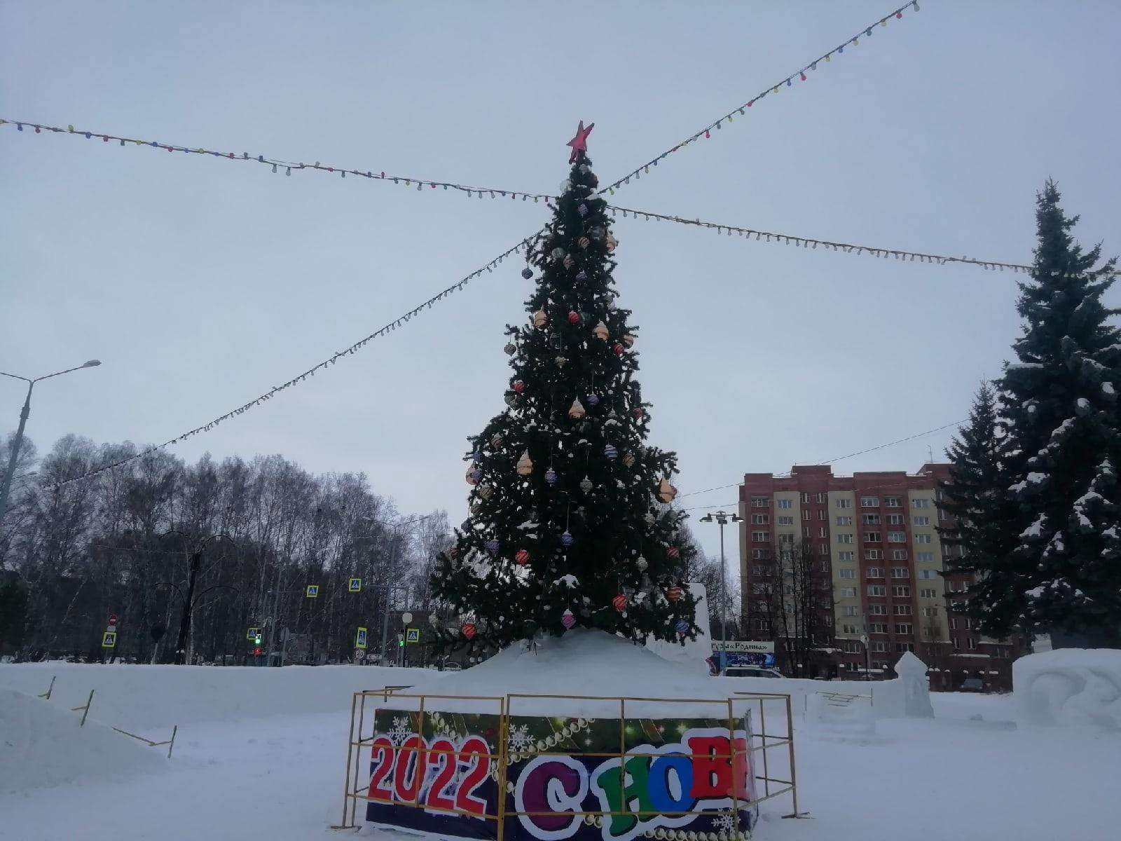 Завершению строительства снежного городка возле ДК «Родина» мешает тёплая погода