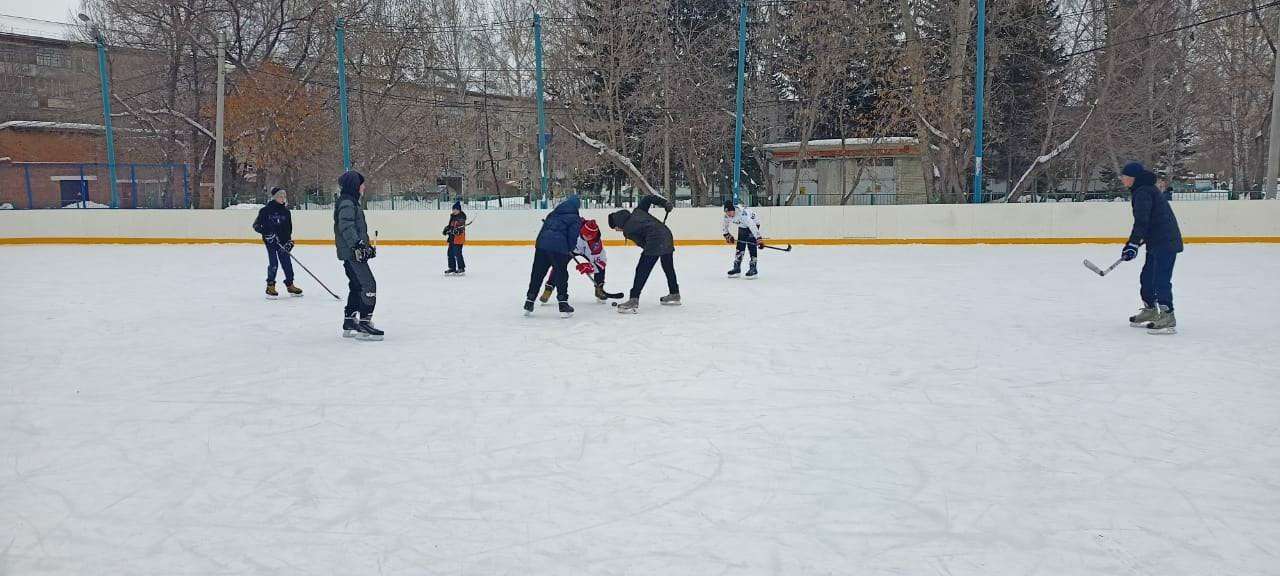 Хоккейные команды «Алмаз» и «Бердск Кэпиталз» встретились в товарищеском матче