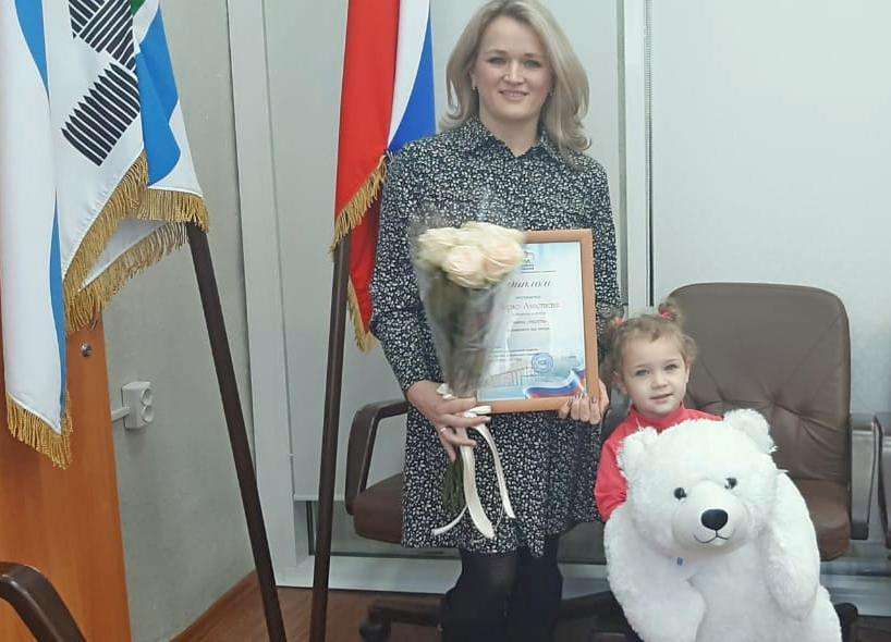  Белого медведя получила от партии «Единая Россия» трёхлетняя победительница конкурса "Мамины секреты" в Бердске