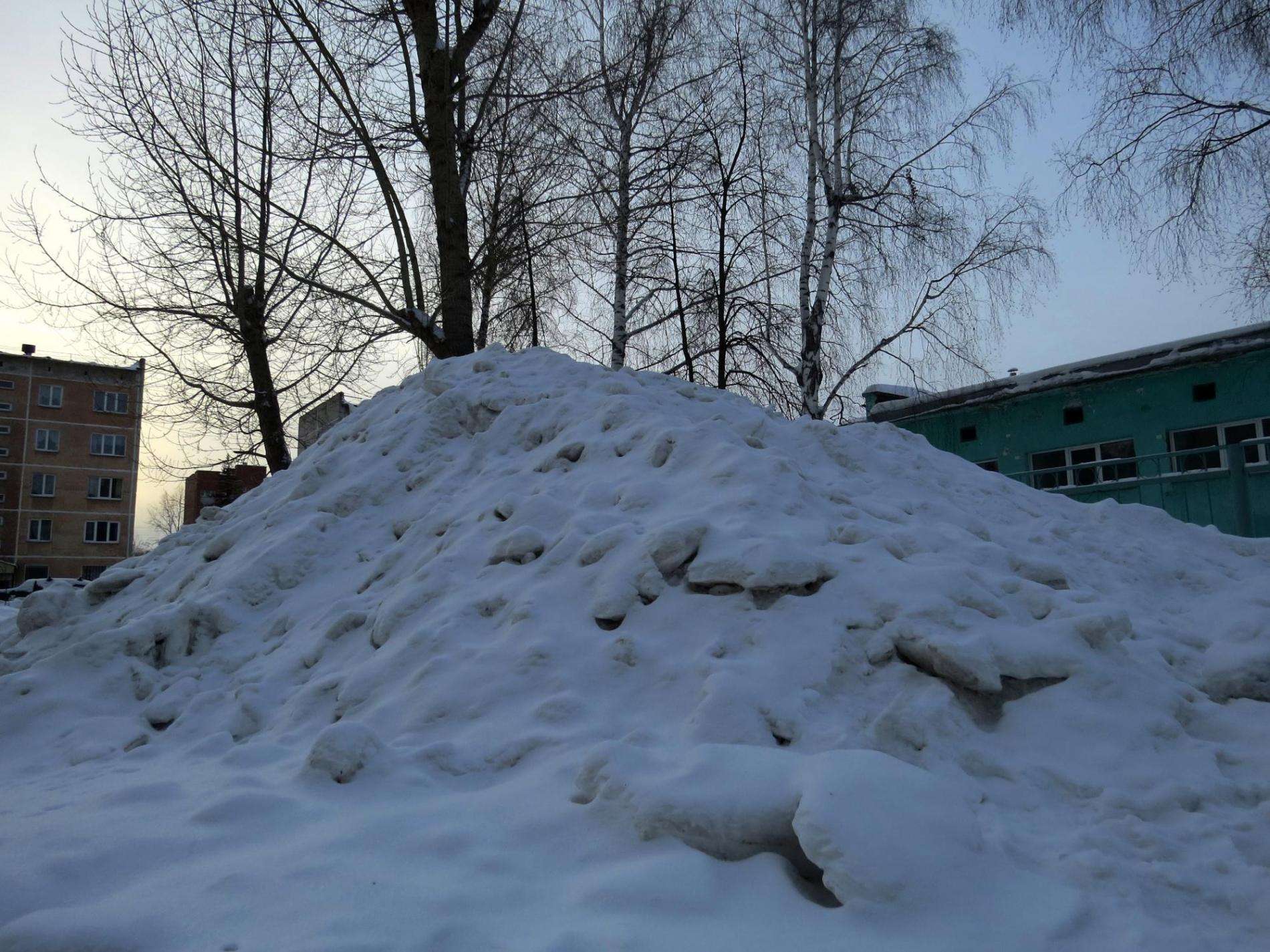 Федеральные дорожные службы устроили снегоотвал в Бердске