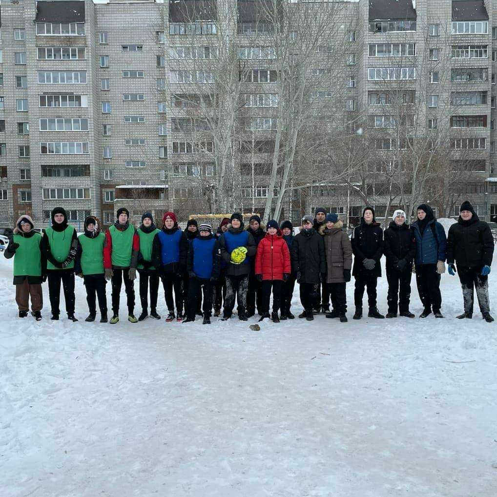 Новогодние праздники в Бердске завершили матчем по зимнему футболу
