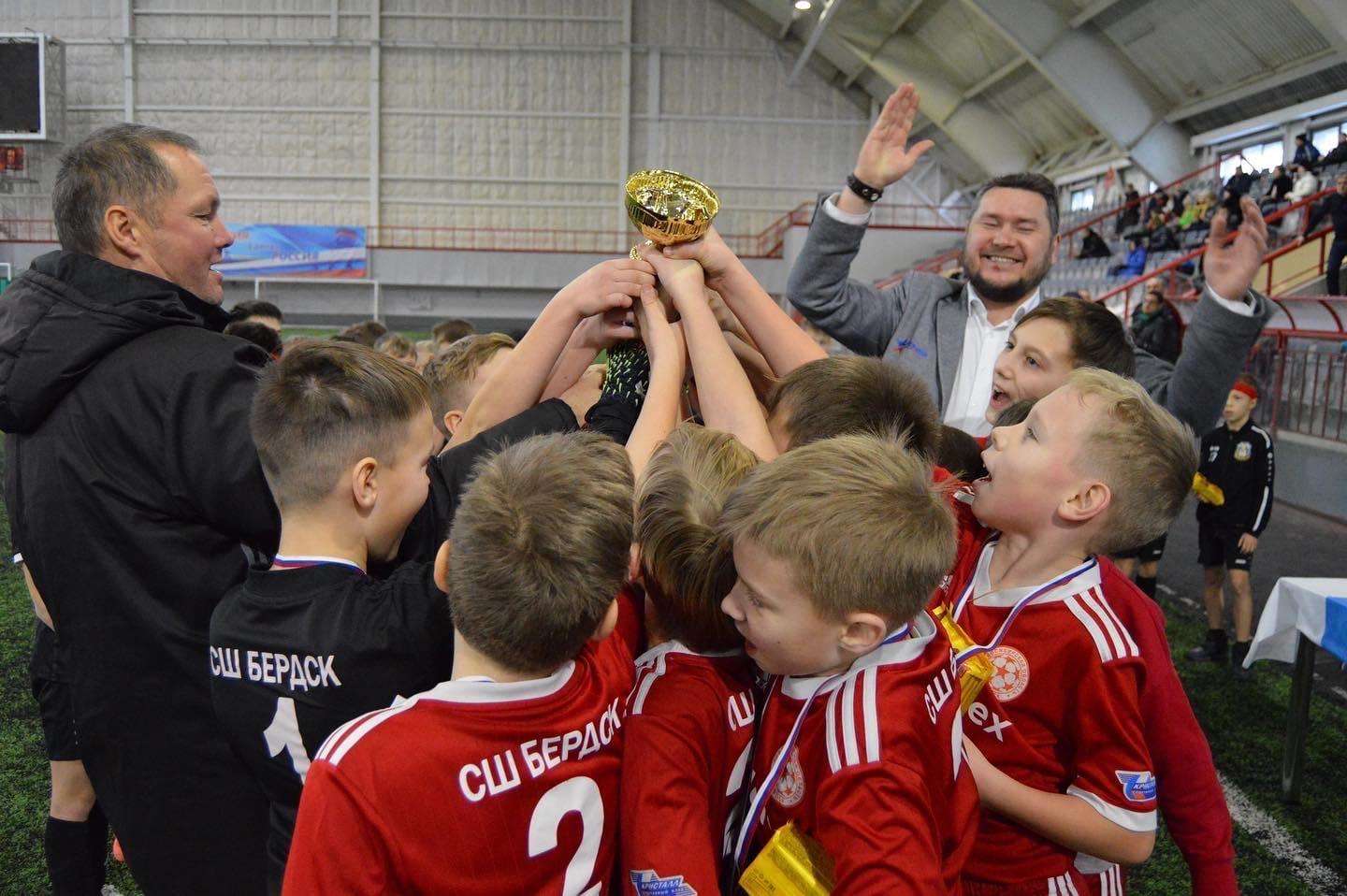 Юные футболисты Бердска завоевали первое место в товарищеском турнире «Кубок Пионер»