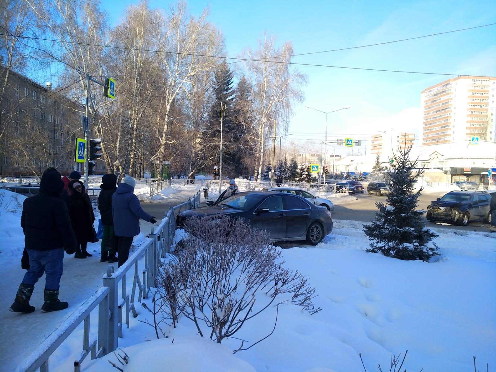 ДТП с тремя автомобилями произошло в центре Бердска