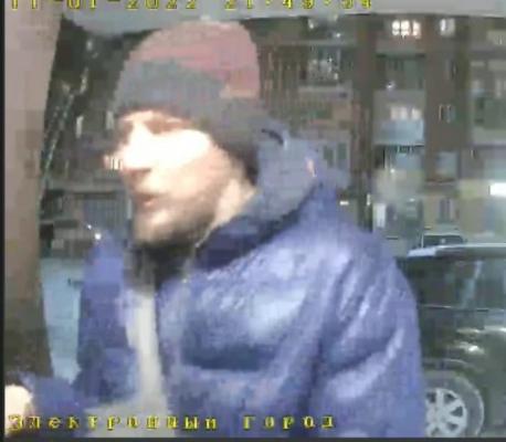 Педофила в синей куртке разыскивают следователи в Новосибирске