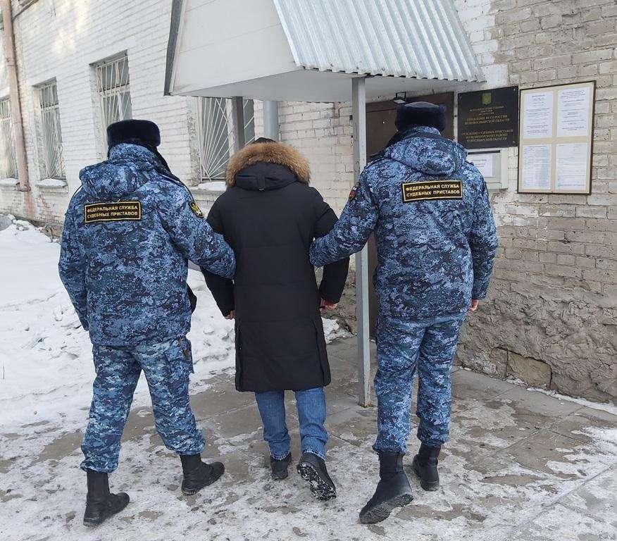 На 10 суток арестовали алиментщика из Искитима за долг в 735 тысяч рублей