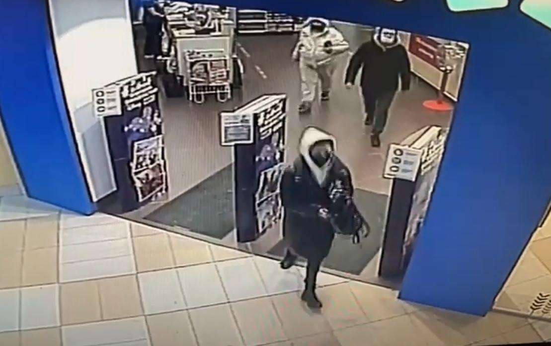 Женщина в черной маске украла 4 банки молочной смеси в «Детском мире» в Бердске
