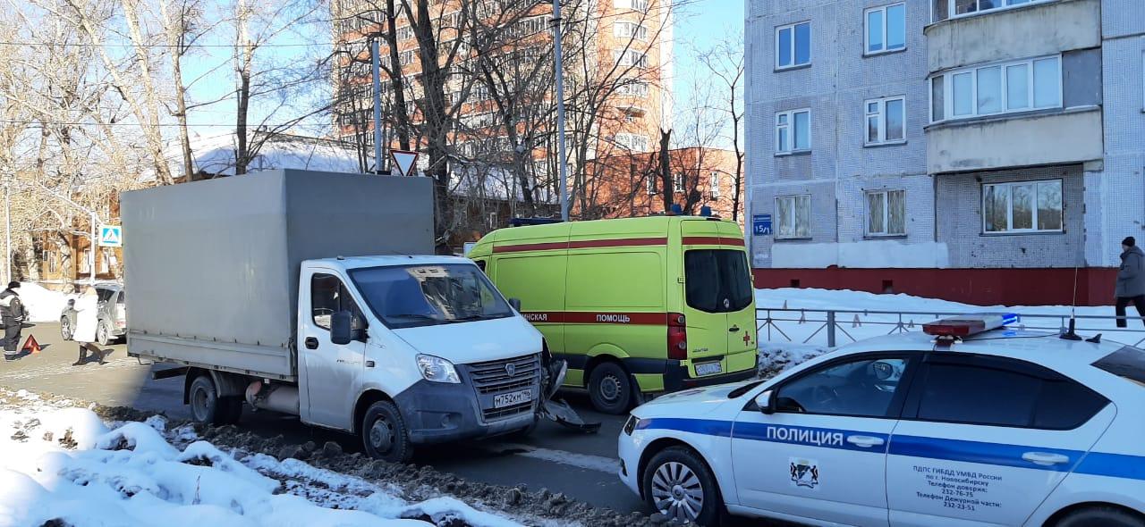 Молодой водитель Газели сбил двух дорожных рабочих в Новосибирске