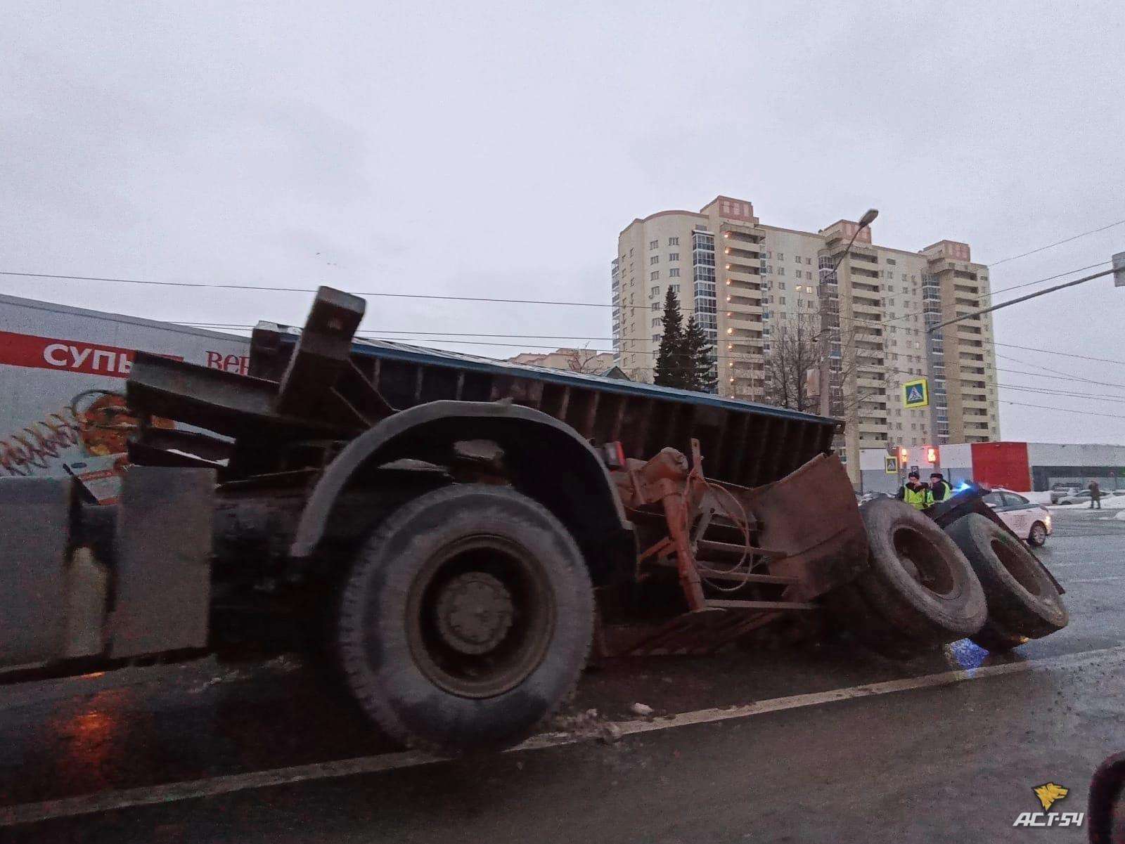«Это провал»: под грузовиком обвалился асфальт в Новосибирске
