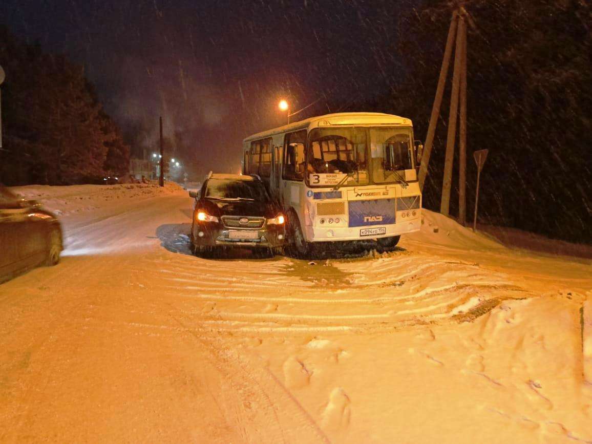 Автобус с пассажирами попал в ДТП в Бердске