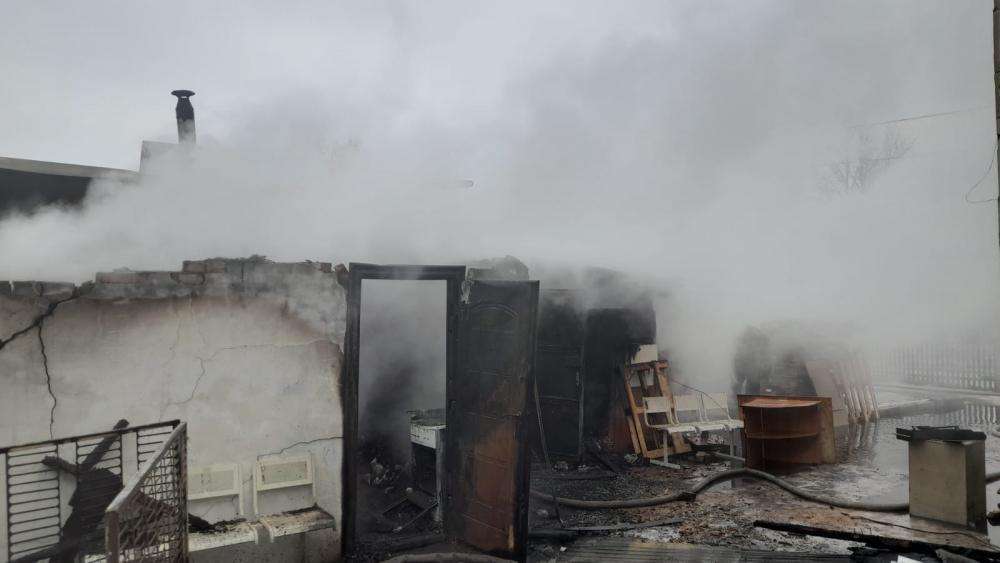 Два автомобиля, баня, сарай и гараж сгорели в Бердске