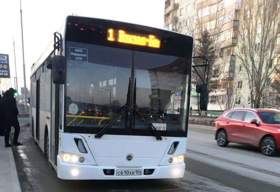 Не открыл задние двери инвалиду водитель автобуса в Бердске
