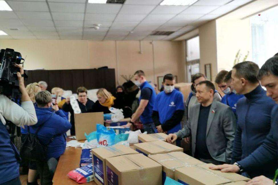 Депутаты помогают делами - сбор гуманитарной помощи жителям ЛНР и ДНР