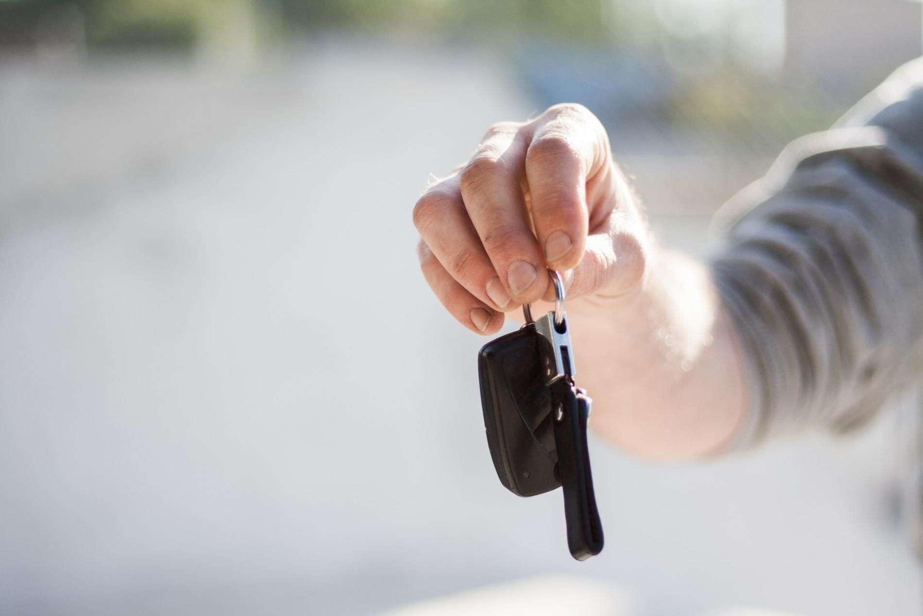 В Новосибирске мужчина угнал автомобиль случайно найденными от него ключами 