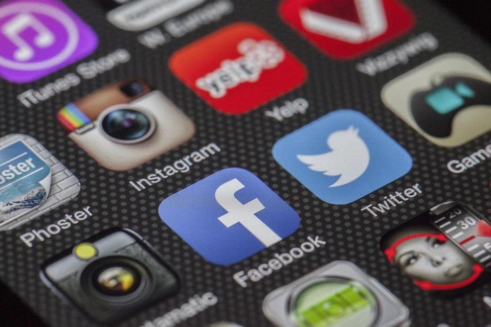 Facebook и Instagram разрешили угрожать российским военным 