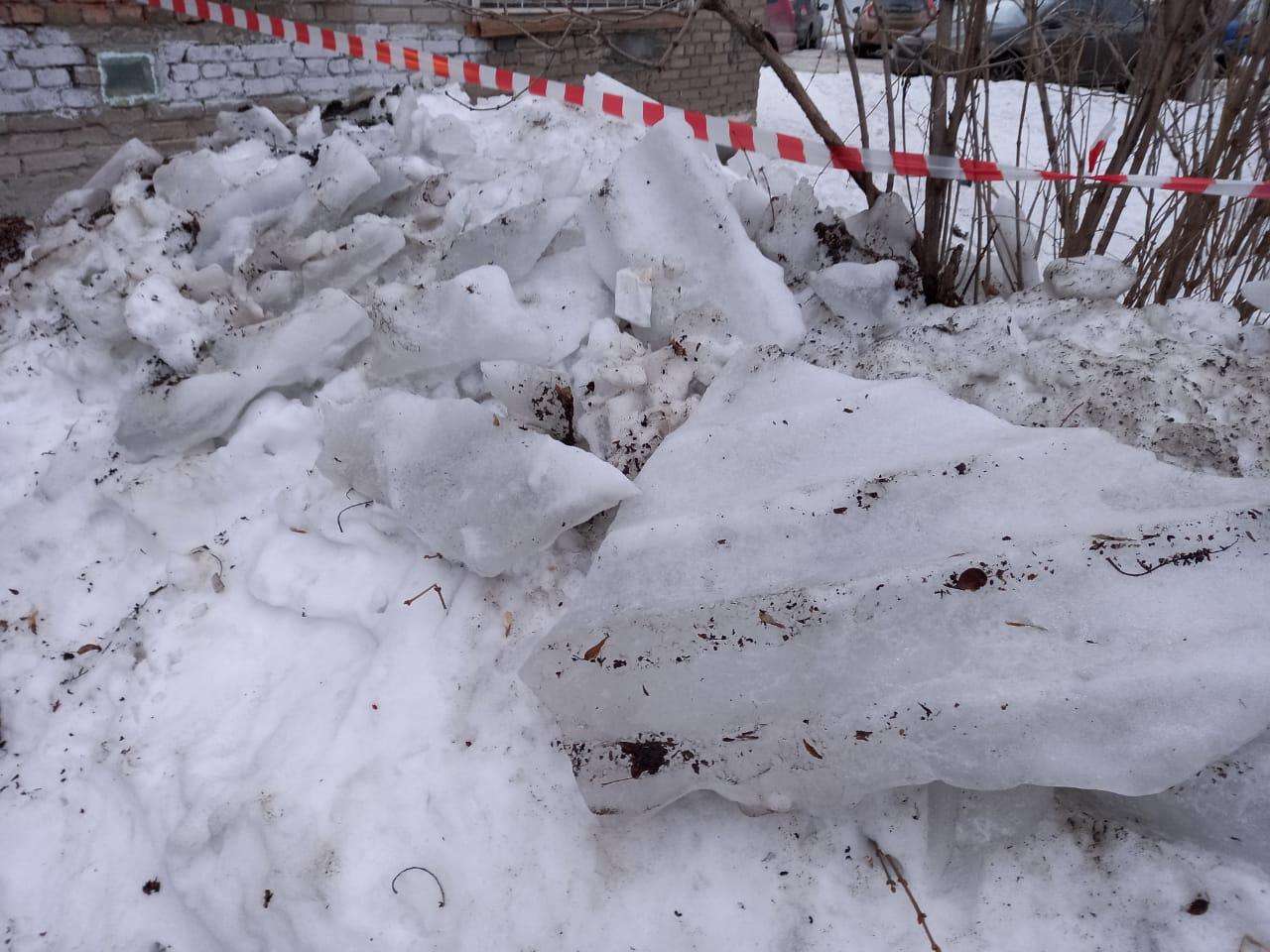 Снежная глыба упала с крыши 2-этажки на жительницу Новосибирска