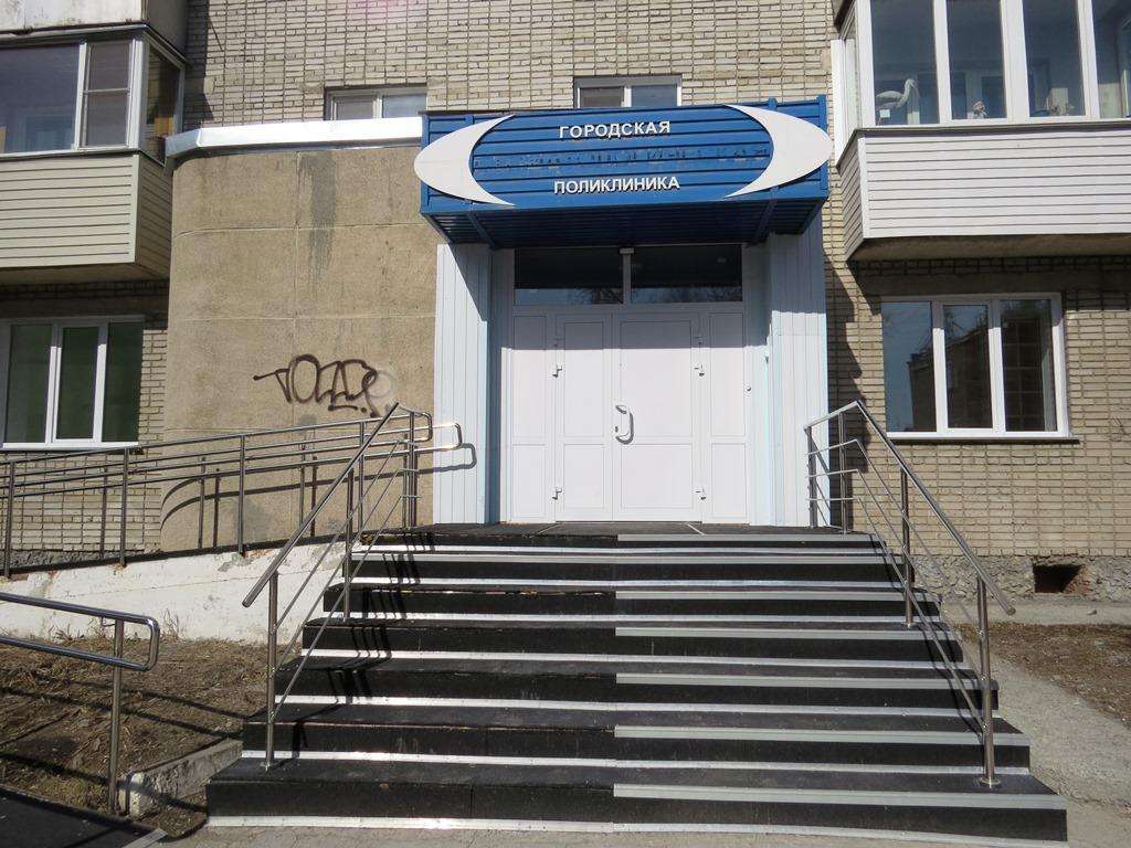 Вандалы разрушили крыльцо будущего гериатрического отделения в Бердске