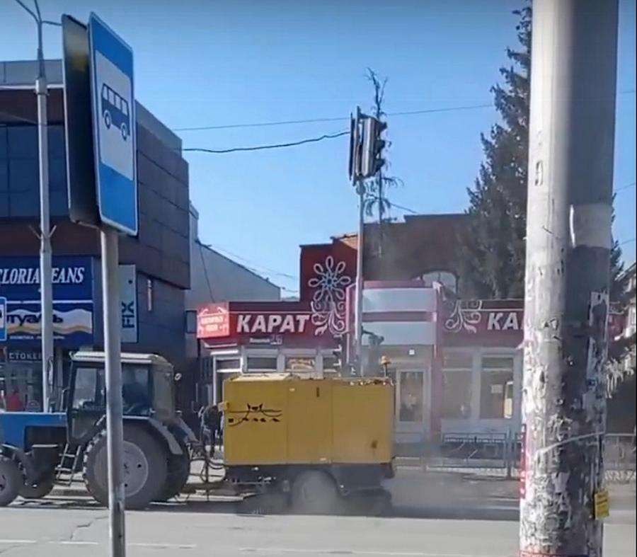 Чистившая дорогу «Пума» подняла клубы пыли на центральной улице Бердска