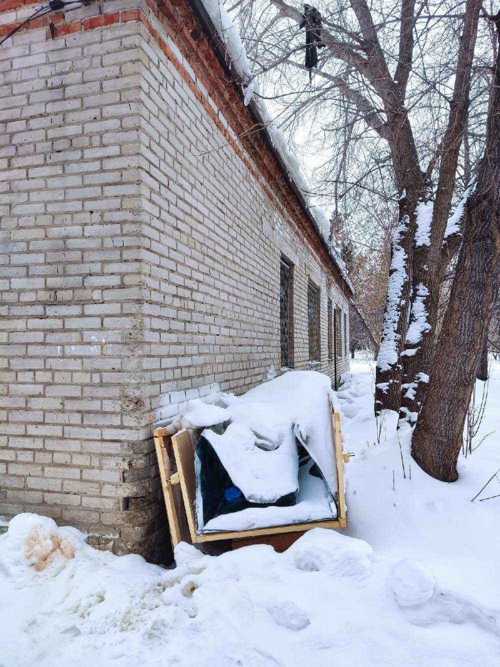 За «саркофаги» от гробов ковидных трупов жители Бердска приняли «цинковые  гробы» у морга