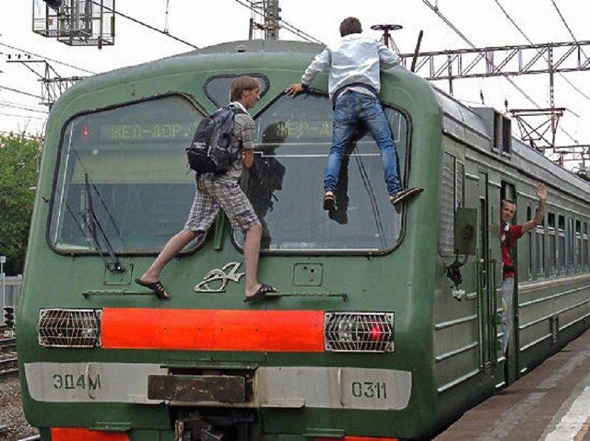 Можно несовершеннолетним ездить на поезде. Зацепинг Нижегородской метромост. Зацепинг трейнсерфинг.