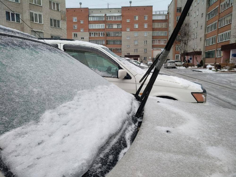 Снежок номер 2. Едят снег коммунальщики. Мокрый снег гололедица фото. Краша в Петрозаводске со снегом. Номер машины чистят дороги от снега Ливны.