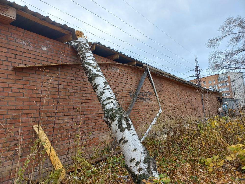 Служба 23 октября. Ветер в Бердске. Ураган в городе оборванные провода, сорванные крыши домов фото.