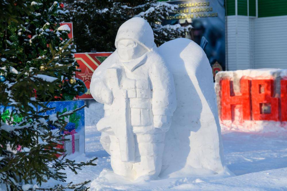 Снежные фигуры вырезали курсанты НВВКУ
