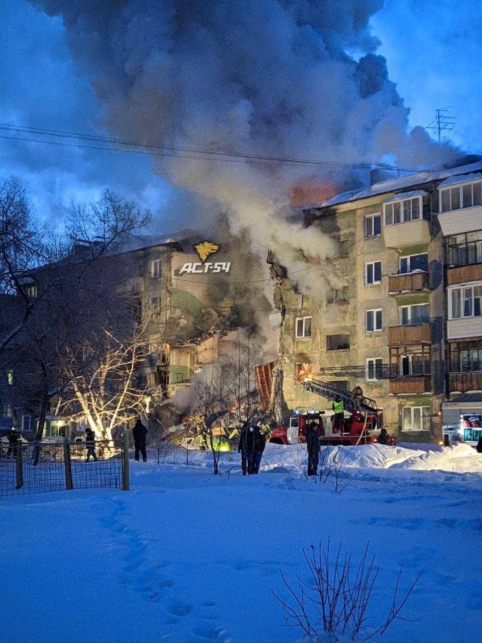 Взрывом газа разрушена часть 5-этажки в Новосиибрске