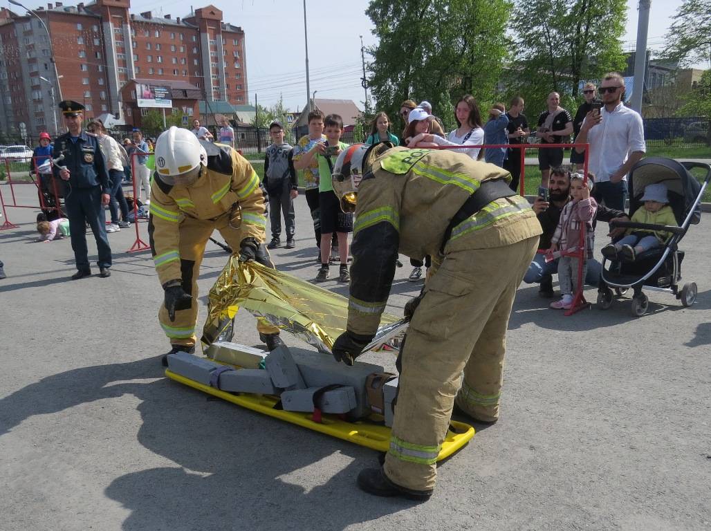 Спасали человека из горящего автомобиля бердские пожарные