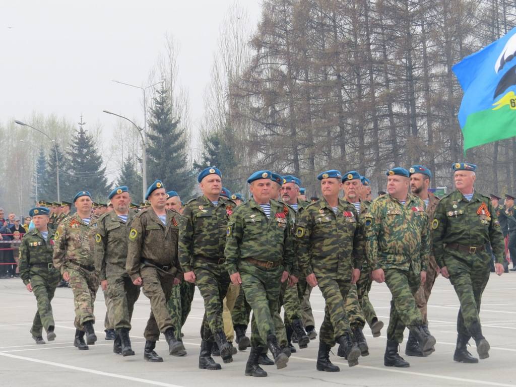 Девушки из МЧС стали украшением парада в Бердске