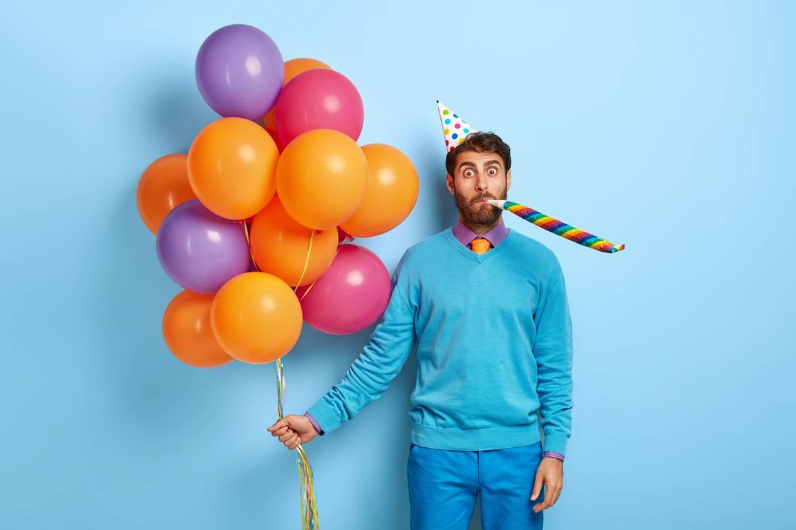 https://berdsk-online.ru/wp-content/uploads/2023/05/guy-with-birthday-hat-and-balloons-posing-in-blue-sweater.jpg