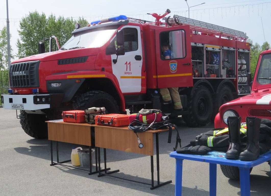 Спасали человека из горящего автомобиля бердские пожарные