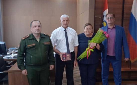 По указу Путина за мужество и героизм впервые в Искитиме наградили 51-летнего добровольца