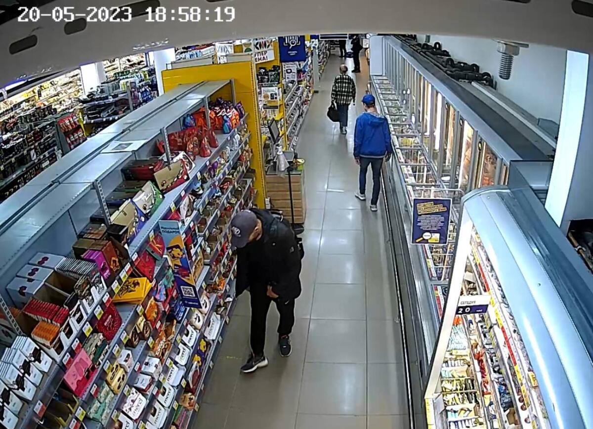 «Мерси» за пазухой: 14 коробок конфет небритый мужчина украл в «Ленте» в Бердске