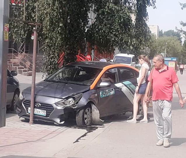 Делимобиль въехал в дорожный знак в центре Бердска