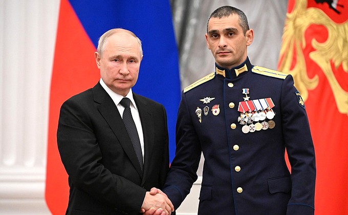 Путин вручил звезду Героя России офицеру спецназа из Бердска Данияру Джартанову