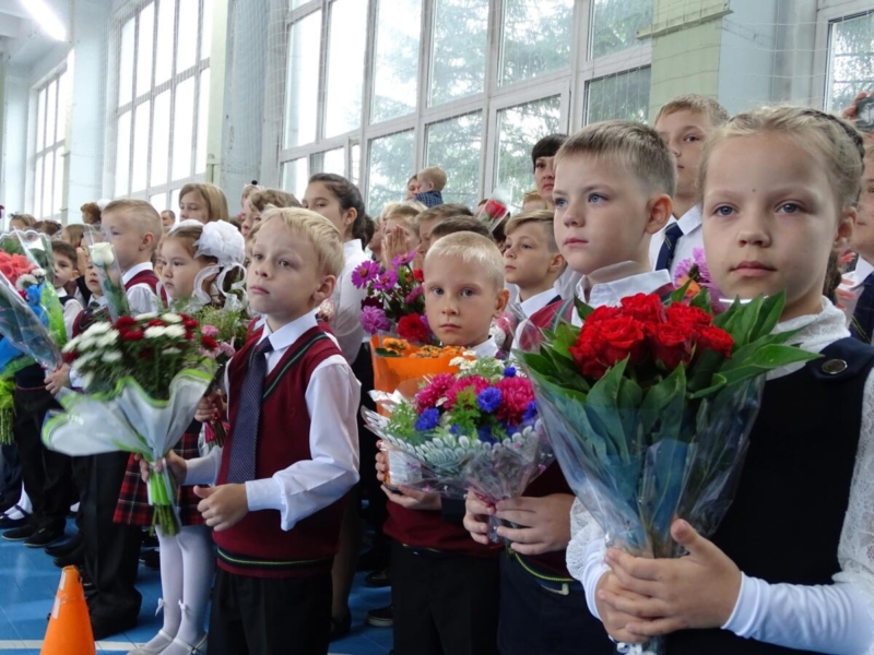 Если учительница или учитель не против цветов в горшках, можно заменить букет таким подарком