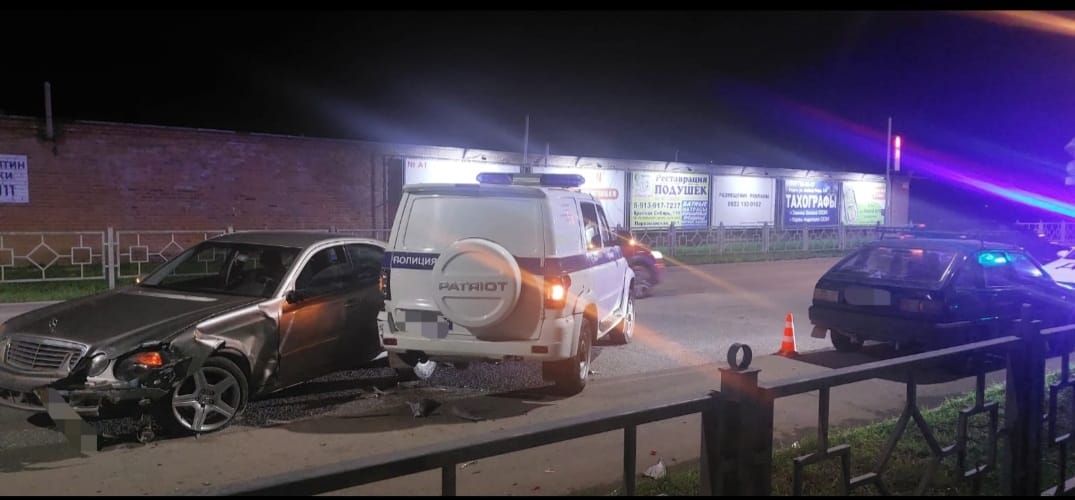 Пьяный на «Мерседесе» врезался в полицейский УАЗ – пострадала сотрудница МВД