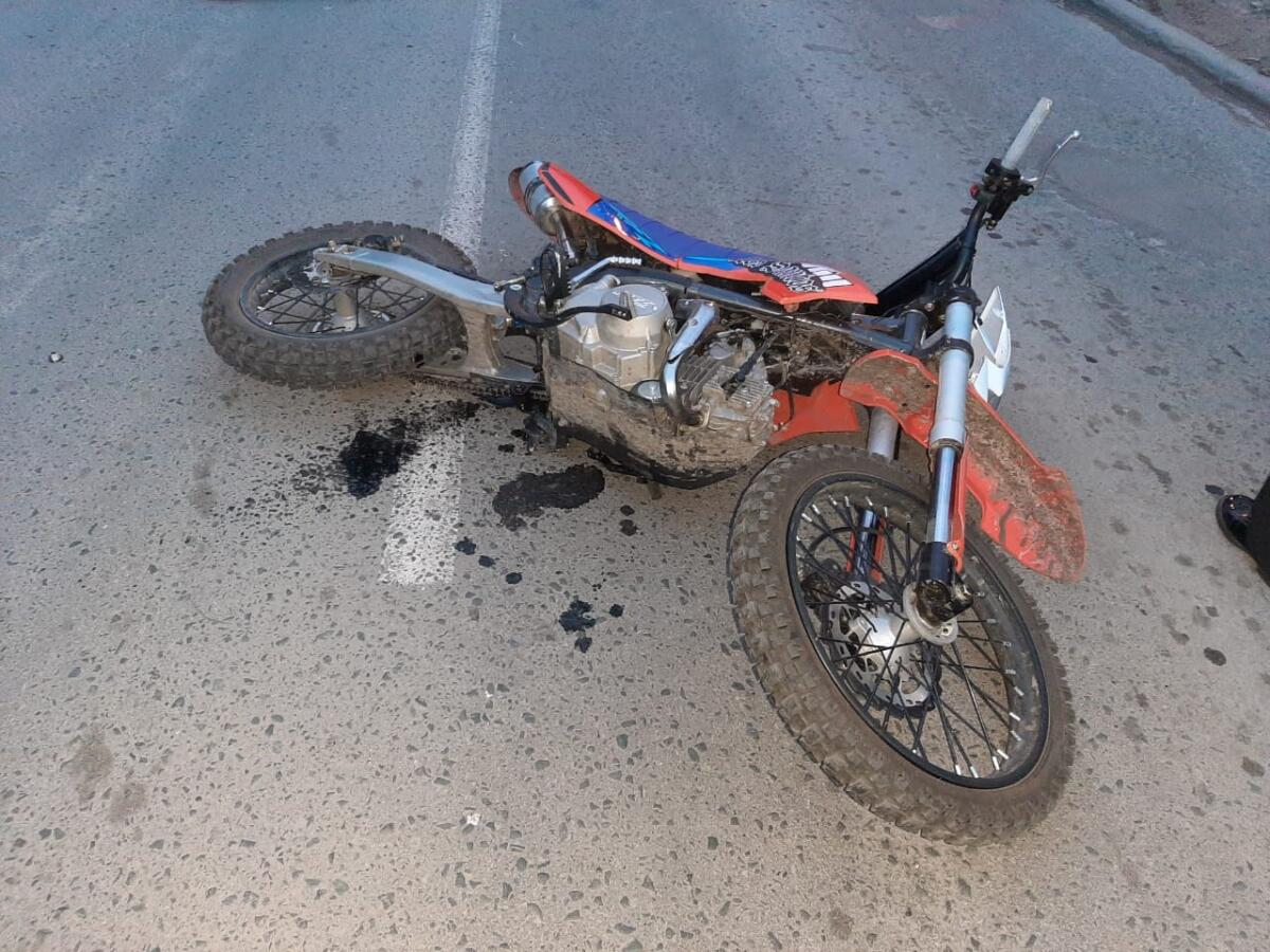 Погиб мотоциклист в ДТП в Бердске – врезался в стоящий на перекрестке автомобиль
