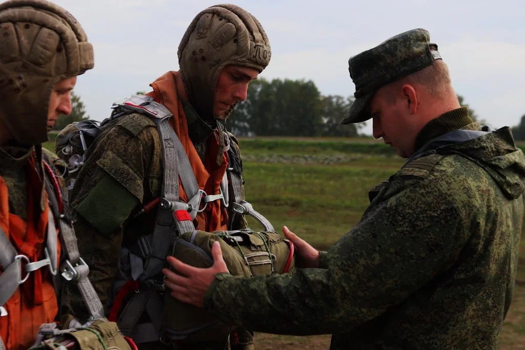 100 военнослужащих десантировались на аэродроме «Бердск Центральный»
