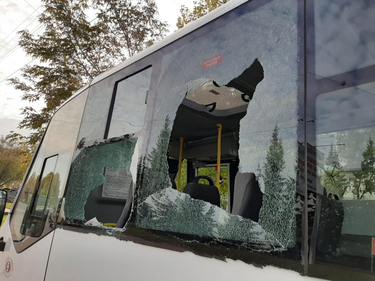 Трактор пробил стекла в маршрутке с пассажирами в Бердске и скрылся