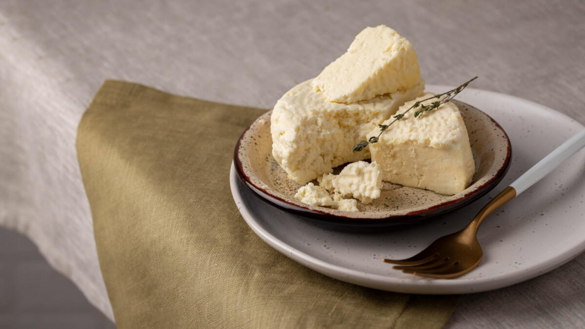 Как сварить домашний сыр из кислого молока?