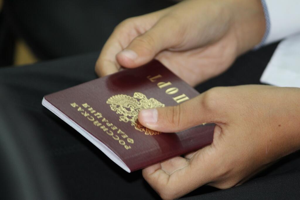 Торжественно вручили первые паспорта школьникам в Бердске