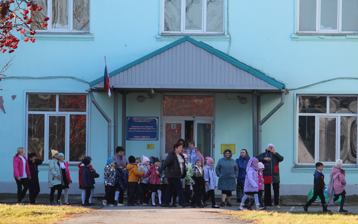 Пожар в школе! 300 эвакуированных, двое пострадавших – в Бердске прошли  учения МЧС