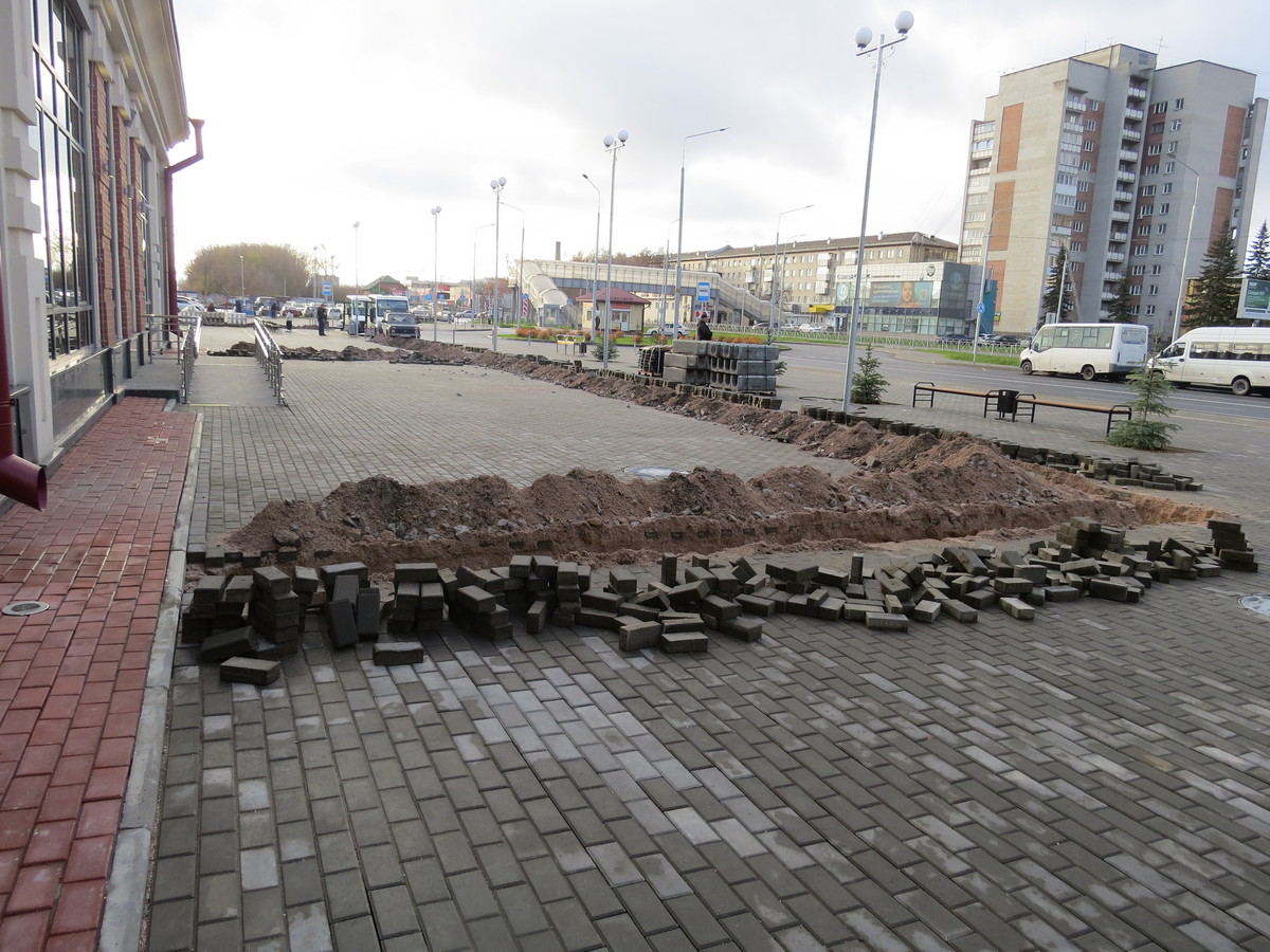 На привокзальной площади в Бердске сняли тротуарную плитку – делают  водоотвод