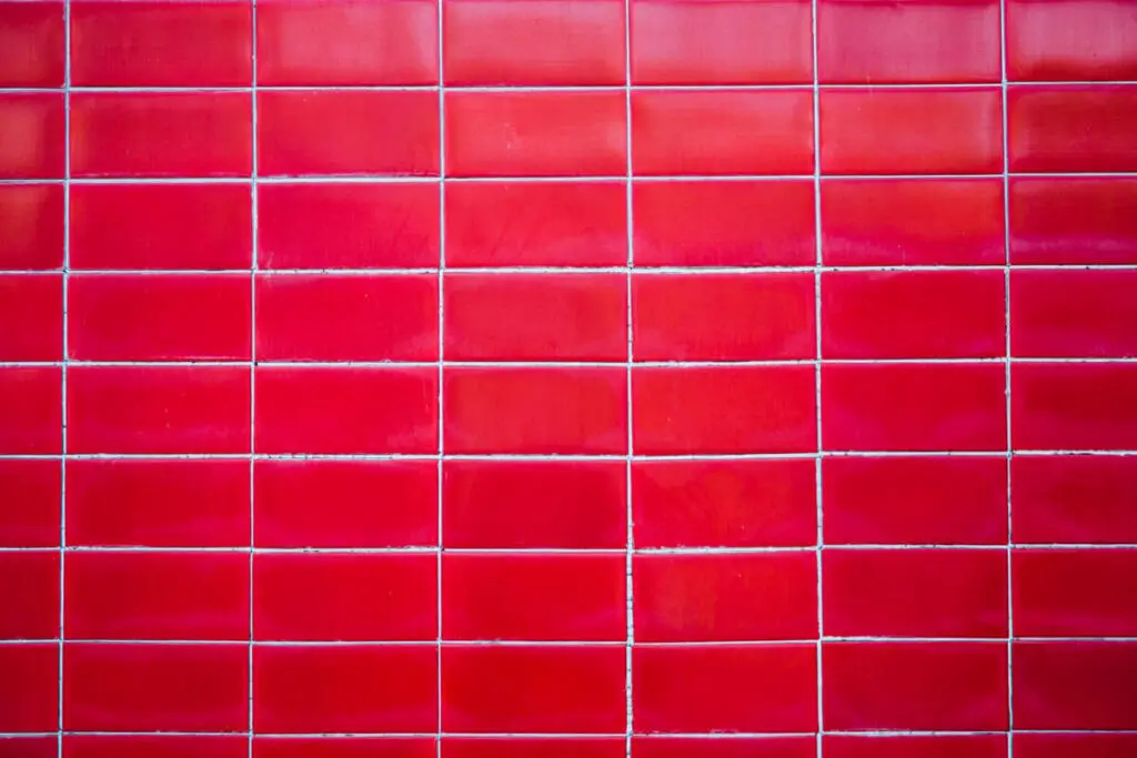 Положительные стороны покраски плитки в ванной