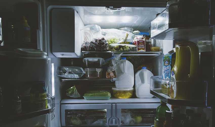 Чтобы неприятный запах внутри холодильника не распространялся - вовремя выбрасывайте его источники