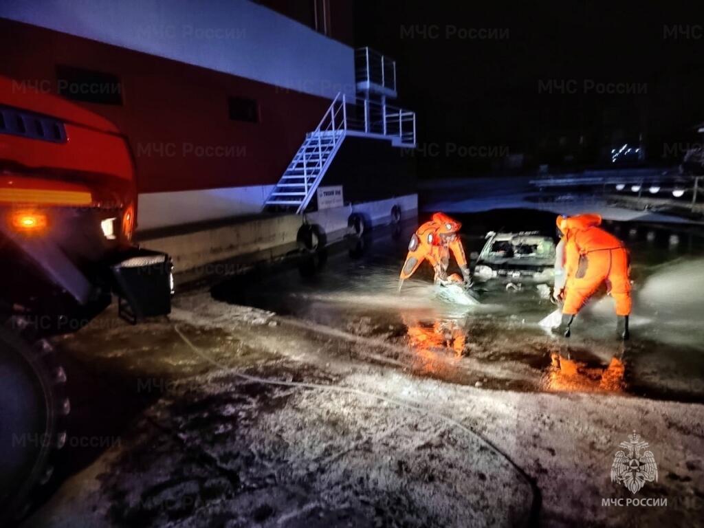 Машина вместе с водителем ушла под лёд на Новосибирском водохранилище